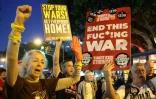 Des manifestants à Tel-Aviv brandissent des pancartes et scandent des slogans contre le gouvernement qu'ils appellent à obtenir la libération des otages israéliens retenus à Gaza, le 3 avril 2025