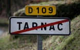 Le panneau annonçant le village de Tarnac, le 8 mars 2018, à quelques jours de l'ouverture du procès du "groupe de Tarnac"