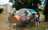 Abraham Poincheval dans une bouteille géante lors du festival Les Envies Rhônements le 30 juillet 2015 à Port-Saint-Louis-du-Rhône