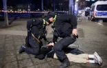 La police arrête un suspect sur les lieux où une personne a été poignardée près du mémorial des Juifs assassinés d'Europe à Berlin le 21 février 2025