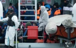 Des migrants secourus en mer, à bord du HMC Vailant, arrivent au port de Douvres, dans le sud-est de l'Angleterre, le 24 novembre 2021