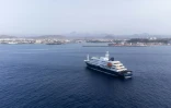 Vue aérienne du bateau de croisière MV Hondius au mouillage au large du port de Praia, au Cap-Vert, le 5 mai 2026