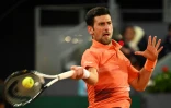 Le Serbe Novak Djokovic, lors de sa victoire, 6-3, 6-2, contre Gaël Monfils, au 2e tour du Masters 1000 de Madrid, le 3 mai 2022 