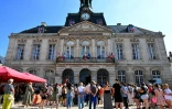 Des personnes rassemblées devant la mairie de Chaumont, en hommage à la surveillante tuée la veille par un élève à Nogent, le 11 juin 2025 en Haute-Marne