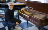 La collection de David Winston devant un piano Erard fabriqué à Paris en 1798, le 6 août 2021 dans son atelier de Biddenden, dans le sud-est de l'Angleterrre