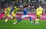 L'attaquant ivoirien de Strasbourg Félix Lemaréchal au milieu des féfenseurs de Nantes en Ligue 1 le 9 mars 2025 à Nantes