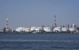Des réservoirs de stockage dans une raffinerie de pétrole à Kawasaki, dans la préfecture de Kanagawa, le 17 mars 2026 au Japon