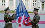 Des soldats estoniens manipulent un drapeau américain, le 3 septembre 2014 à Tallinn 