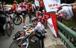 Le cycliste slovène de l'équipe UAE Tadej Pogacar patiente alors que la 14e étape du Tour de France est neutralisée peu après le départ en raison d'une chute massive entre Annemasse et Morzine Les Portes du Soleil, dans les Alpes le 15 juillet 2023