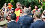 Le roi d'Espagne Felipe VI reçoit un cadeau d'une enfant dans la foule à Ceuta  le 13 octobre 2026