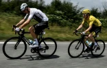 Les coureurs de la Sky Chris Froome (g) et le maillot jaune Geraint Thomas lors de la 19e étape du Tour de France entre Lourdes et Laruns, le 27 juillet 2018     