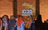 Le logo du G20 est projeté sur un site historique dans la banlieue de Riyad pour marquer l'ouverture du Sommet, le 20 novembre 2020