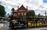 Des touristes parcourent Key West en petit train, le 11 avril 2022