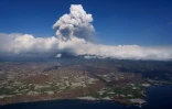 Lave provenant du volcan sur l'île de La  Palma, dans l'archipel espagnol des Canaries le 23 septembre 2021