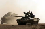 Les forces irakiennes progressent dans un village au sud de Mossoul, le 30 octobre  2016, dans le cadre de la reconquête de Mossoul