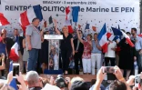 Marine Le Pen (c) et le maire de Brachay Gérard Marchand (g), le 3 septembre 2016 à Brachay en Haute-Marne