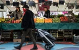 Sur le marché Barbès à Paris le 18 mars 2020
