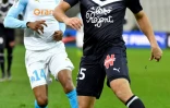 Le défenseur brésilien de Bordeaux Pablo (d) devant l'attaquant camerounais de Marseille Clinton Njie, le 5 février 2019 au Stade Vélodrome