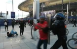 La police intervient à l'extérieur du Stade de France pour empêcher des individus de franchir illégalement les grilles pour assister à la finale de la Ligue des champions entre le Real Madrid et Liverpool, le 28 mai 2022 à Saint-Denis, au nord de Paris