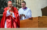 Le cardinal italien Giovanni Battista Re bénit le cercueil du pape François, sur lequel est posé le livre des évangiles, lors de la cérémonie funéraire place Saint-Pierre au Vatican, le 26 avril 2025