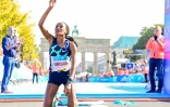 L'Ethiopien Gotytom Gebreslase victorieuse du marathon de Berlin, le 26 septembre 2021 devant la porte de Brandenburg