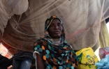 Une Soudanaise qui a fui la ville d'El-Facher, prise le 26 octobre par les Forces se soutien rapides (FSR, paramilitaires), assise sous une tente dans le camp d'Oum Yanqur camp, près de Tawila, au Darfour le 3 Novembre 2025.