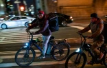 Des livreurs à vélo, dans l'arrondissement de Manhattan, le 27 octobre 2021. Face à ce qu'ils considèrent comme de la "passivité" de la police new-yorkaise, des livreurs se sont regroupés pour se défendre contre les vols et les agressions
