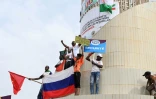 Des partisans du Conseil national pour la sauvegarde de la patrie (CNSP), qui a pris le pouvoir au Niger, brandissent des drapeaux russe et chinois lors d'un rassemblement à Niamey, le 20 août 2023