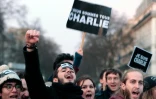 Des personnes brandissent des panneaux "Je suis Charlie" à la Marche Républicaine du 11 janvier 2015 à Paris