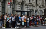 Des usagers attendent un bus, le 19 août 2022 à Londres lors d'une grève des transports en commun pour les salaires