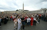 Des fidèles rassemblés place Saint-Pierre lors de la prière de l'Angélus du pape Léon XIV, au lendemain de son retour au Vatican après une intervention chirurgicale, le 18 octobre 2026