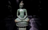 Un bouddha présenté dans le cadre de l'exposition "Bronzes royaux d'Angkor" au musée Guimet à Paris, le 28 avril 2025