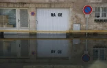 Une rue inondée après une crue de la Charente, le 21 février 2026 à Saintes, en Charente-Maritime