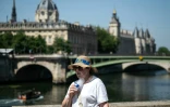 Une personne se rafraîchit avec une bouteille d'eau glacée, à Paris, le 21 juin 2026