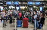 Des voyageurs bloqués à l'aéroport Soekarno-Hatta de Tangerang font la queue pour demander le remboursement de leurs billets après l'annulation de vols réguliers due à l'éruption du volcan Anak Krakatoa, le 6 septembre 2026 en Indonésie