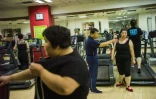 Des personnes obèses dans une salle de sport le 25 mai 2015 à Tianjin en Chine