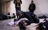 Un Syrien pleure la mort de son enfant tué dans les bombardements du régime, dans une morgue improvisée du village de Mesraba, dans la Ghouta orinentale près de Damas, le 19 février 2018