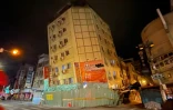 Photo publiée par l'Agence centrale de presse de Taïwan (CNA), le 23 avril 2024, du bâtiment du Full Hotel à Hualien, déjà été endommagé lors du tremblement de terre du 3 avril, s'inclinant davantage sur le côté après une série de tremblements de terre pendant la nuit