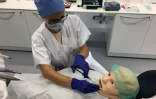 Pour améliorer la formation de ses étudiants, la Faculté de chirurgie dentaire de Strasbourg s'est dotée d'un mannequin hyperréaliste, une première en France, photographié le 25 septembre 2018 à Paris