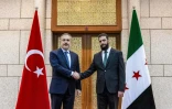Le ministre turc des Affaires étrangères, Hakan Fidan (g) reçu par Le nouvel homme fort de la Syrie, Ahmad al-Chareh, à Damas, le 22 décembre 2024