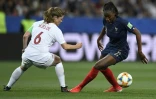 La Française Kadidiatou Diani (d) face à la Norvégienne Maren Mjelde en match du Mondial féminin, le 12 juin 2019 à Nice 