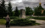 Un homme âgé devant le socle vide où trônait avant la statue du héros russe Alexandre Nevski, à Kharkiv, dans l'est de l'Ukraine le 22 mai 2022