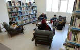 Des personnes lisent dans une bibliothèque publique du quartier de Bachoura, le 11 février 2022 à Beyrouth