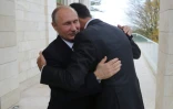 Accolade du président russe Vladimir Poutine avec son homologue syrien Bachar al-Assad. A Sotchi, le 20 novembre 2017.