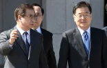 Chung Eui-yong (D) et Suh Hoon (G), membres de la délégation sud-coréenne avant leur envol pour la Corée du Nord, le 5 mars 2018 à Seongnam