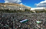 Vue aérienne d'une foule de Syriens célébrant la chute du président Bachar al-Assad sur la place des Omeyyades dans le centre de Damas, le 13 décembre 2024