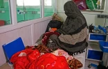 Islam Bibi, déjà mère de six enfants, vient d'accoucher la veille de triplés, à la maternité gérée par MSF, le 8 décembre 2023 à Khost, en Afghanistan