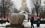 Des personnes déposent des fleurs en hommage à l'opposant russe  Alexeï Navalny, mort en prison, au pied du monument aux victimes de la répression politique, le 24 février 2024 à Saint-Pétersbourg, en Russie 