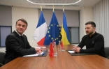 Le président français Emmanuel Macron et son homologue ukrainien Volodomyr Zelensky avant une réunion à Bruxelles, le 18 décembre 2024 