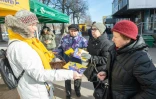 Un membre de la Réforme (G) distribue des tracts le 2 mars 2019 à Tallinn